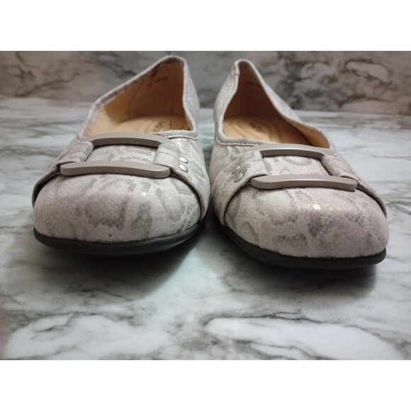 Trotters Animal Print Slip On Flats Buckle Slight Iridescent Shimmer Size 7.5W - Picture 2 of 11